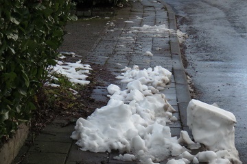 Neige sur le trottoir