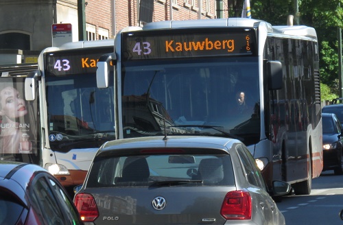 Deux bus 43 se dépassent à l'IRSA